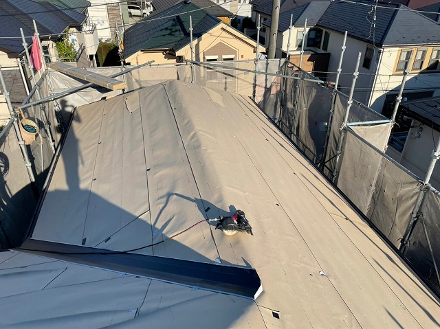 今回は川口市で屋根カバー工事のご紹介でした。　今回の屋根㎡数：　　　㎡ その他にも違う材料を使ったカバー工法をご紹介出来ればと思います。  TikTokで会社の日常もアップしております。下記リンクをクリック！！！　★絶賛バズり中★ アカウント名：バズルーフ  今後も会社の楽しい日常と工事に関してのブログをあげてまいりますので 応援・フォローよろしく～！！！